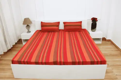 Classic-Lines-Red-Green-Bedsheet-Main-Image